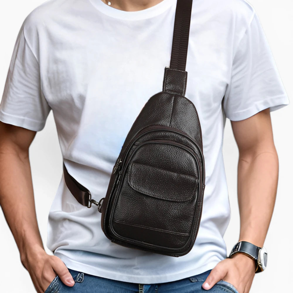 Sacoche bandoulière en cuir noir pour homme, modèle Prestige avec poche zippée, vue mannequin 4