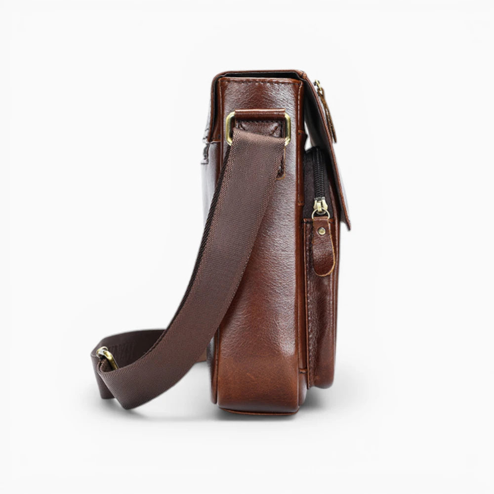Sacoche bandoulière en cuir pour homme avec rabat et poche zippée, modèle Signature de la marque Élégance Cuir, vue de profil