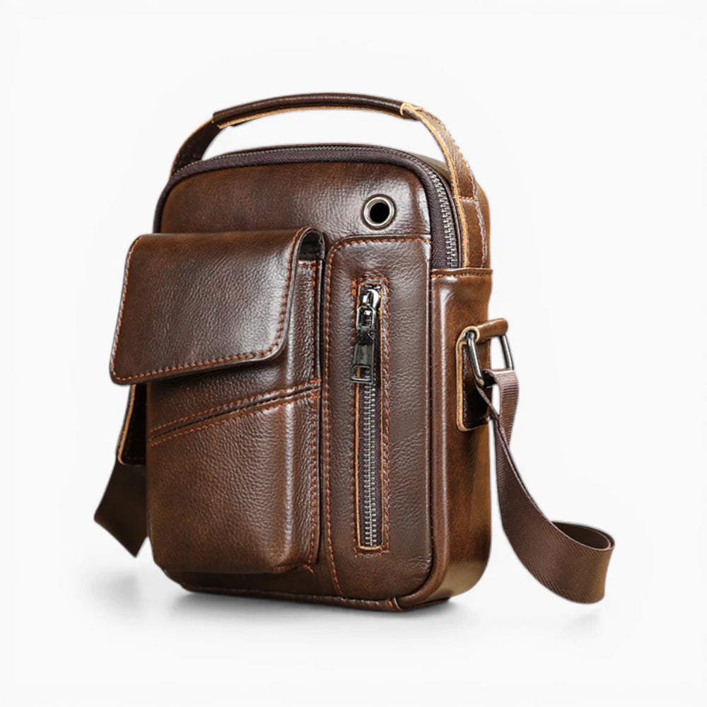 Sacoche bandoulière en cuir pour homme, modèle Capitale, avec rabat et poche verticale zippée, marron clair vue latérale