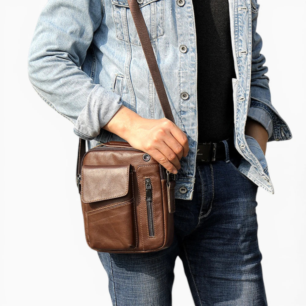 Sacoche bandoulière en cuir pour homme, modèle Capitale, avec rabat et poche verticale zippée, marron clair vue mannequin 3