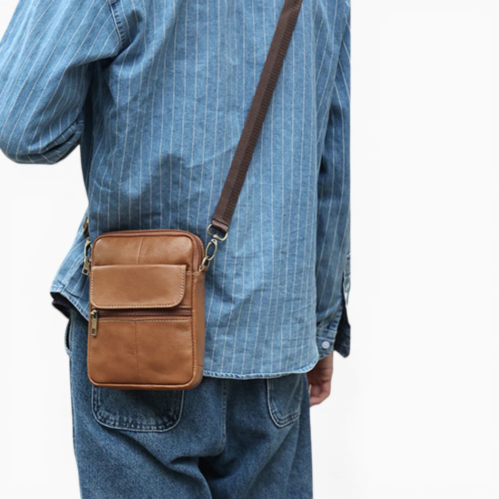Sacoche bandoulière en cuir pour homme, modèle Classe, avec rabat et poche zippée, de la marque Élégance Cuir, vue mannequin 3