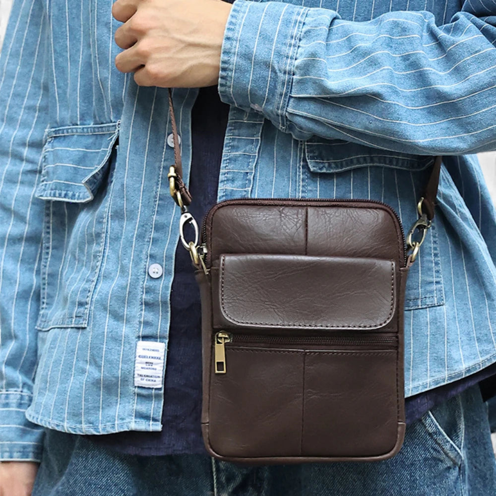 Sacoche bandoulière en cuir pour homme, modèle Classe, avec rabat et poche zippée, vue. mannequin 4 