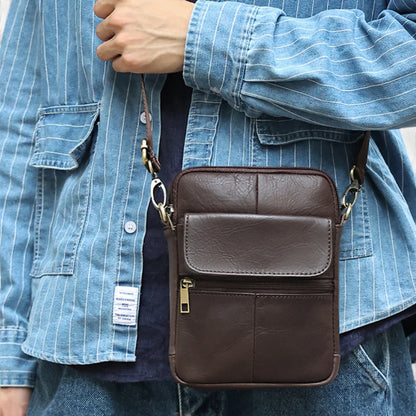 Sacoche bandoulière en cuir pour homme, modèle Classe, avec rabat et poche zippée, vue. mannequin 4 