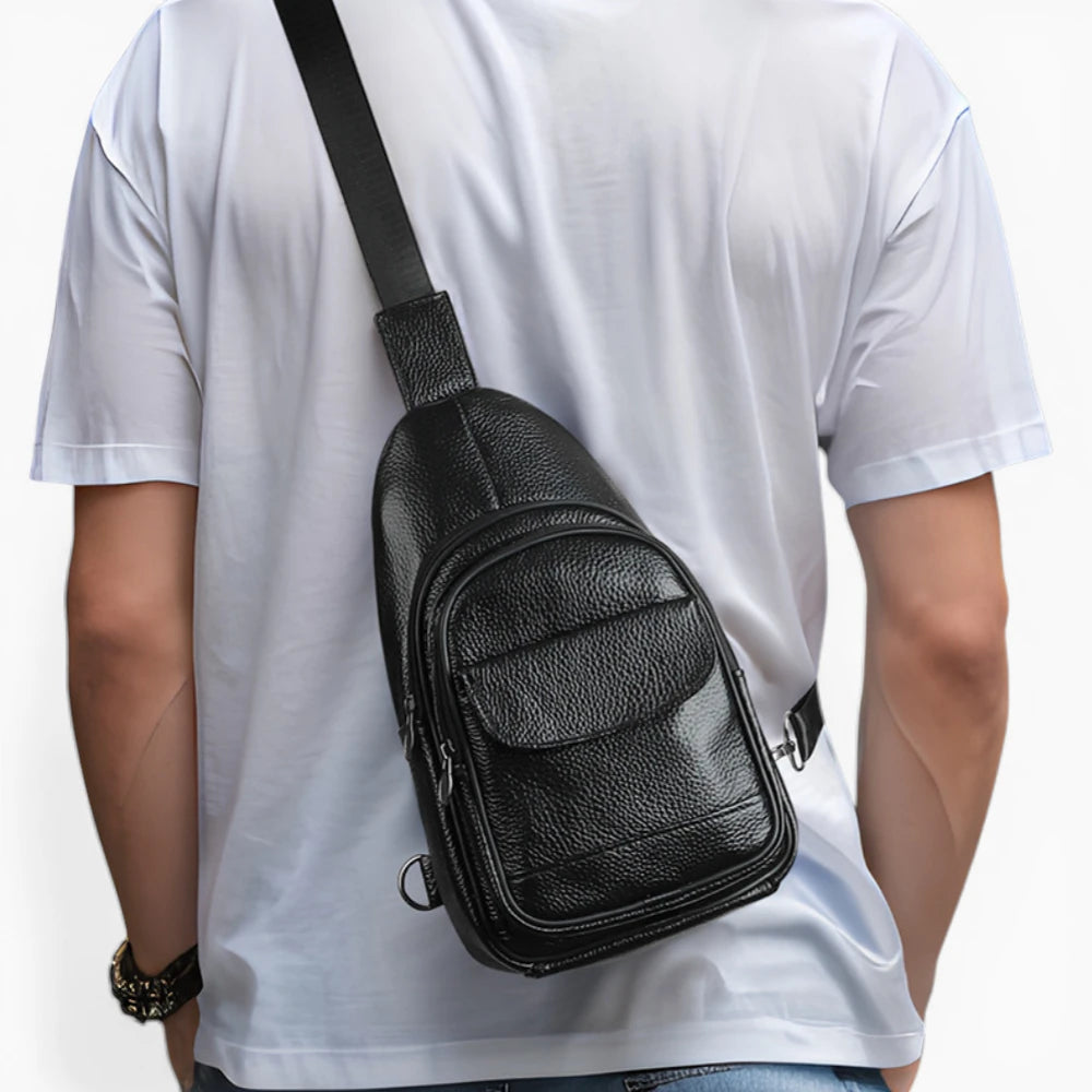 Sacoche bandoulière en cuir pour homme, modèle Prestige, avec poche zippée, vue mannequin 1