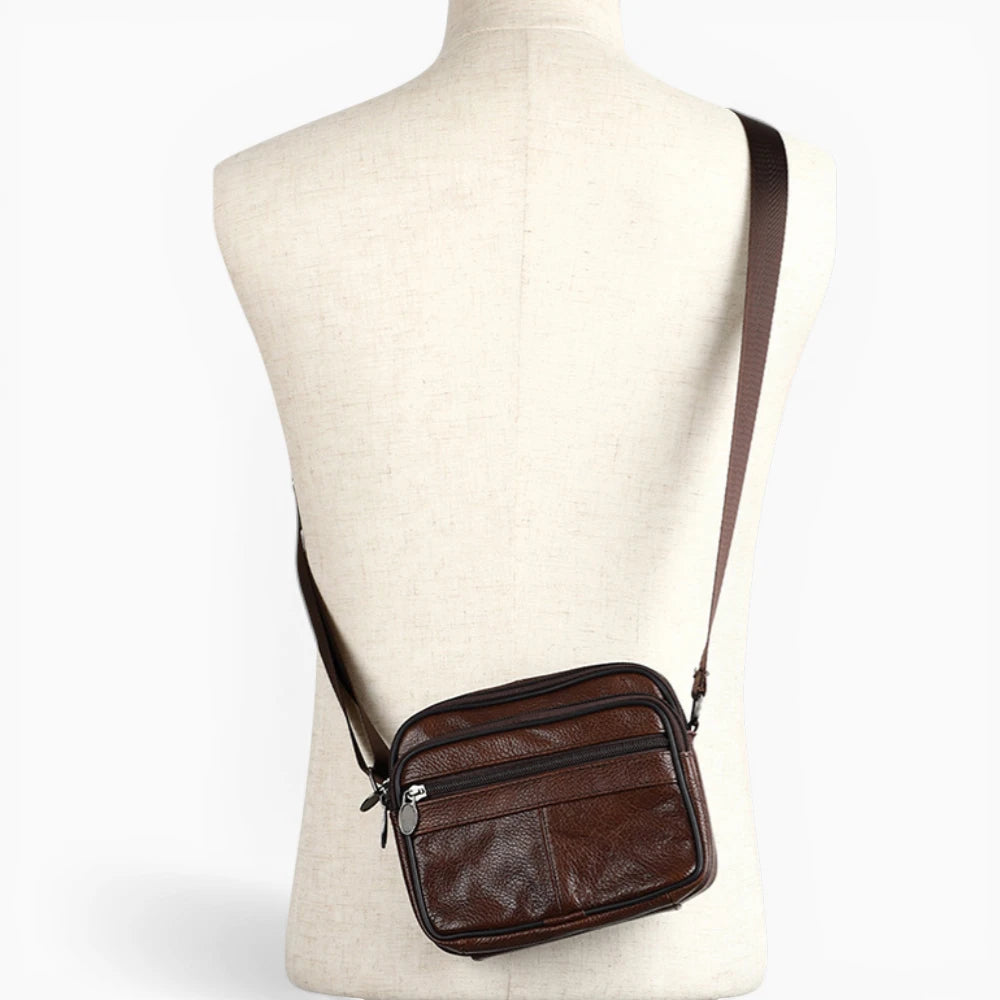 Sacoche bandoulière en cuir pour homme, modèle Urbaine, avec double poche zippée, marron foncé mannequin 3