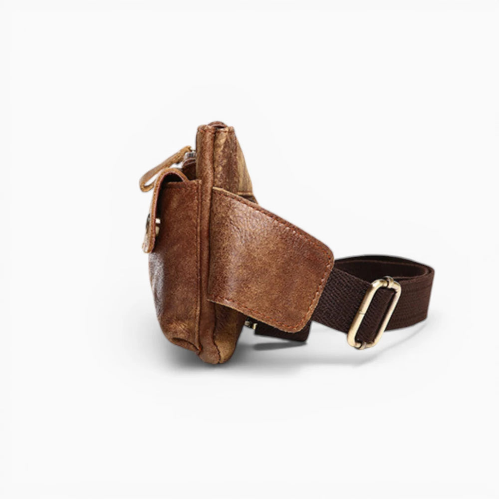 Sacoche bandoulière en cuir pour homme, style ceinture, avec rabat et poche zippée, modèle Tradition d'Élégance Cuir, vue de profil