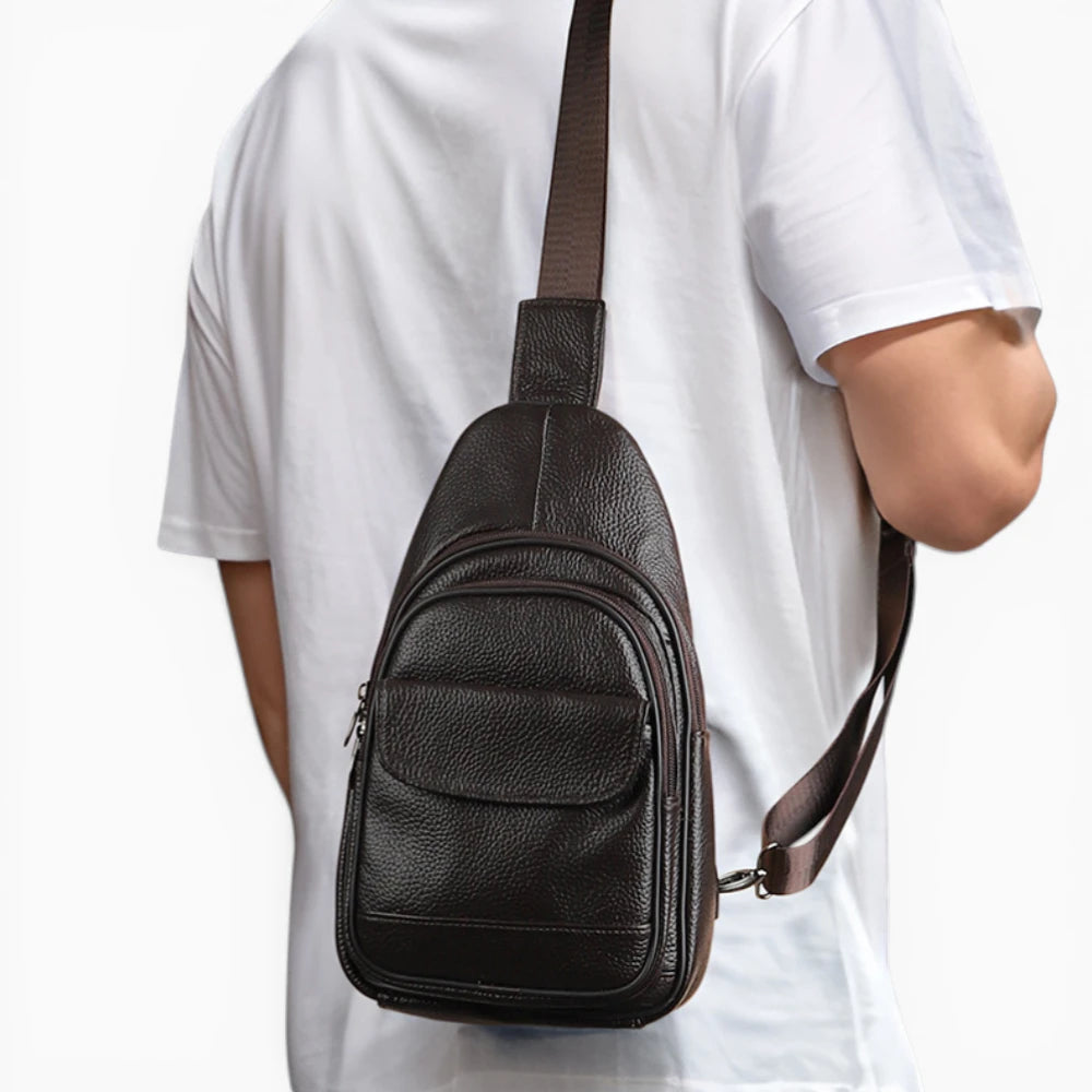 Sacoche bandoulière homme en cuir Prestige avec poche zippée, vue mannequin 3