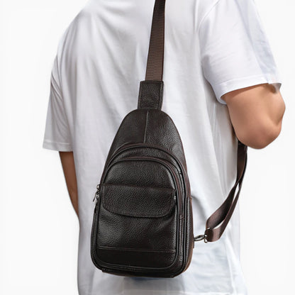 Sacoche bandoulière homme en cuir Prestige avec poche zippée, vue mannequin 3