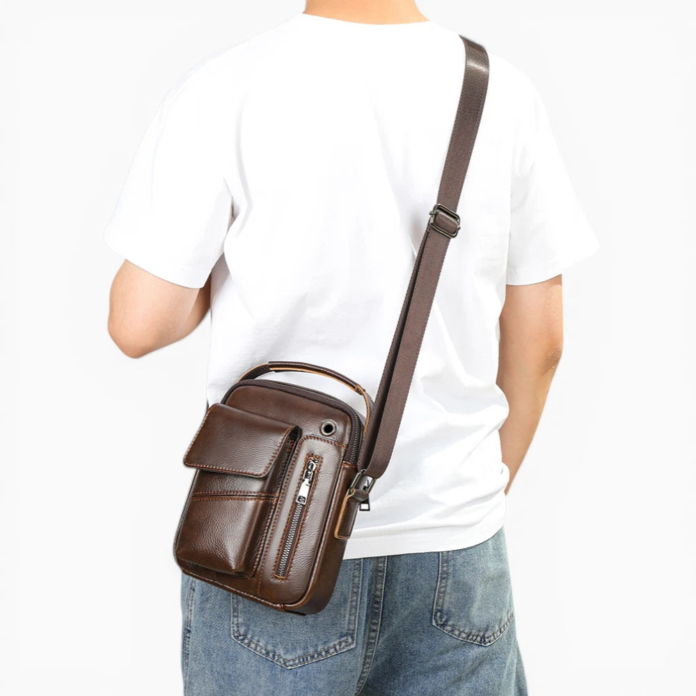 Sacoche bandoulière homme en cuir Élégance Cuir, avec rabat et poche verticale zippée, modèle Capitale, vue mannequin 2 