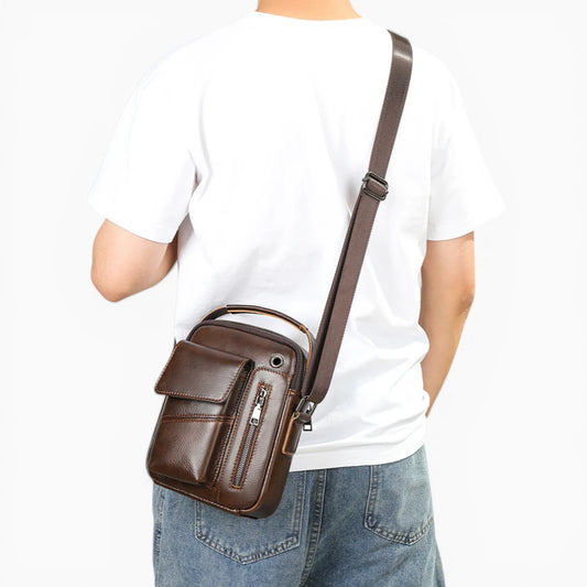 Sacoche bandoulière homme en cuir Élégance Cuir, avec rabat et poche verticale zippée, modèle Capitale, vue mannequin 2 
