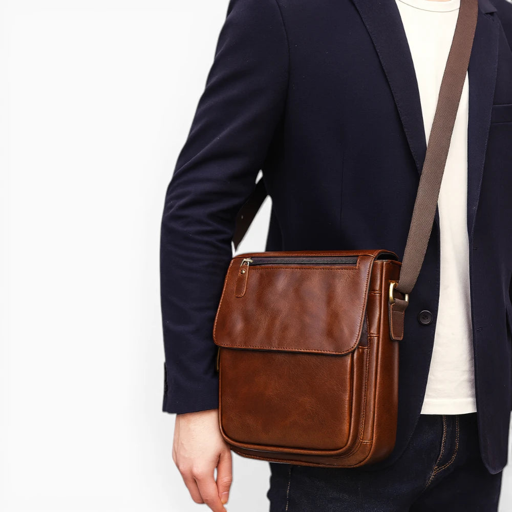 Sacoche bandoulière homme en cuir Élégance Cuir avec rabat et poche zippée, modèle Signature, vue mannequin