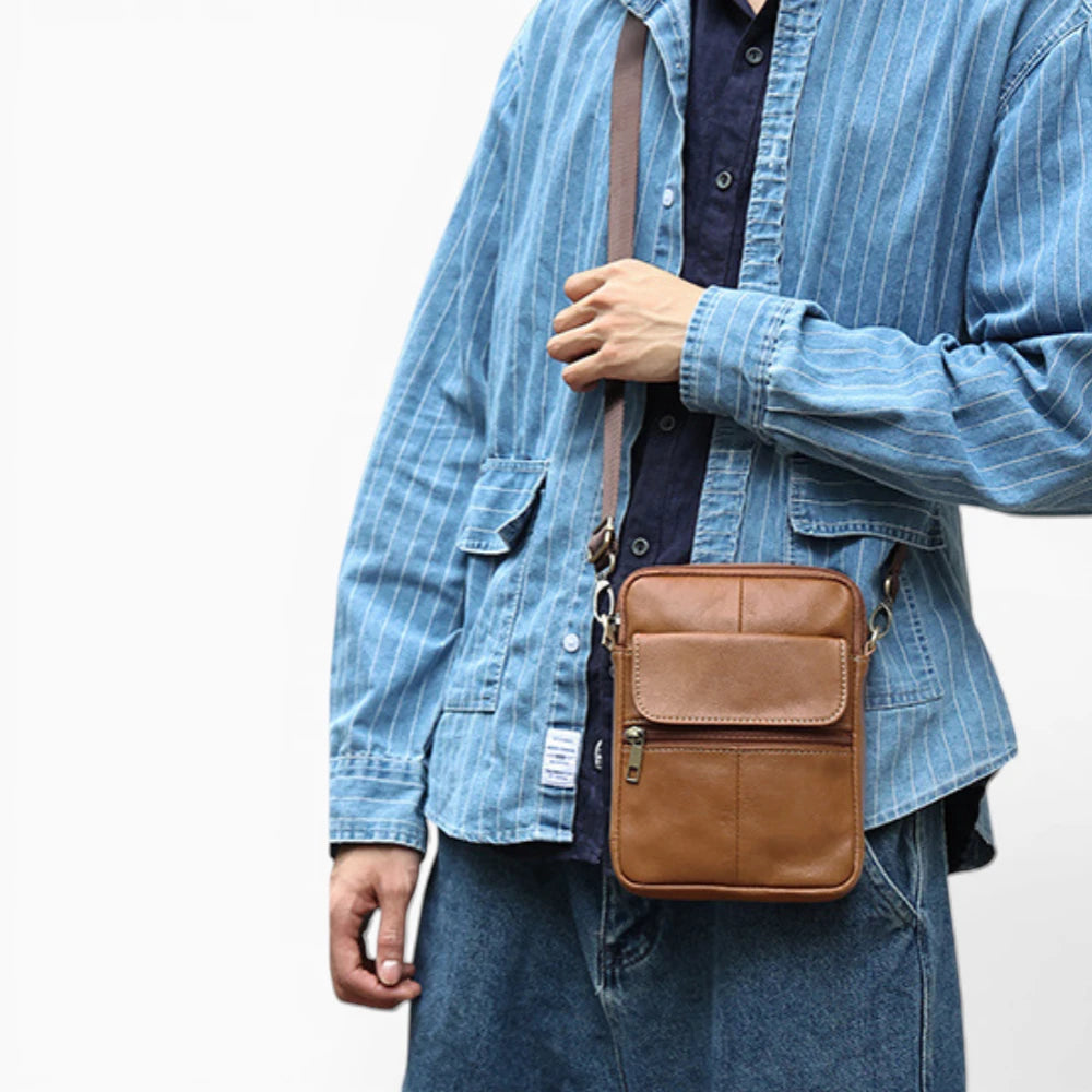 Sacoche bandoulière homme en cuir marron avec rabat et poche zippée, modèle Classe d'Élégance Cuir, vue mannequin 1