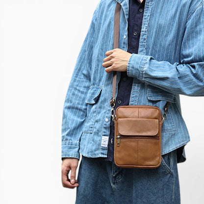Sacoche bandoulière homme en cuir marron avec rabat et poche zippée, modèle Classe d'Élégance Cuir, vue mannequin 1