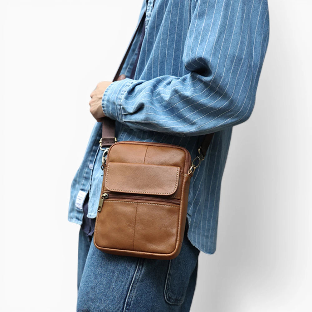 Sacoche bandoulière homme en cuir marron avec rabat et poche zippée, modèle Classe par Élégance Cuir, vue mannequin 2