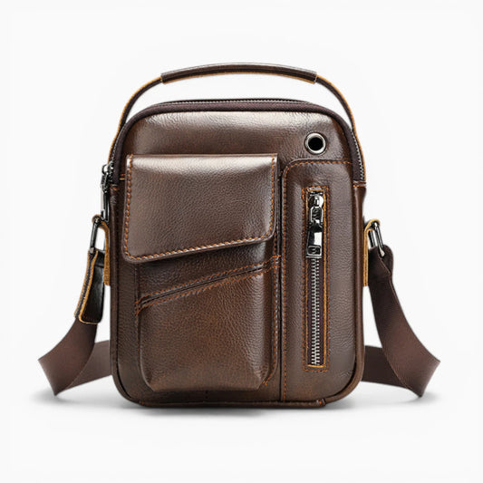 Sacoche bandoulière homme en cuir marron clair avec rabat et poche verticale zippée, modèle Capitale d'Élégance Cuir, vue de face