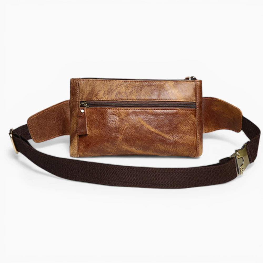 Sacoche bandoulière homme en cuir marron clair avec rabat et poche zippée, modèle Tradition d'Élégance Cuir, vue de dos