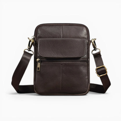 Sacoche bandoulière homme en cuir marron foncé avec rabat et poche zippée, modèle Classe d'Élégance Cuir, vue de face
