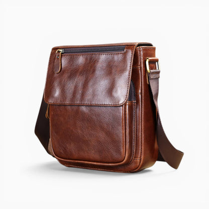 Sacoche bandoulière homme en cuir marron foncé avec rabat et poche zippée, modèle Signature de la marque Élégance Cuir, vue de coté 