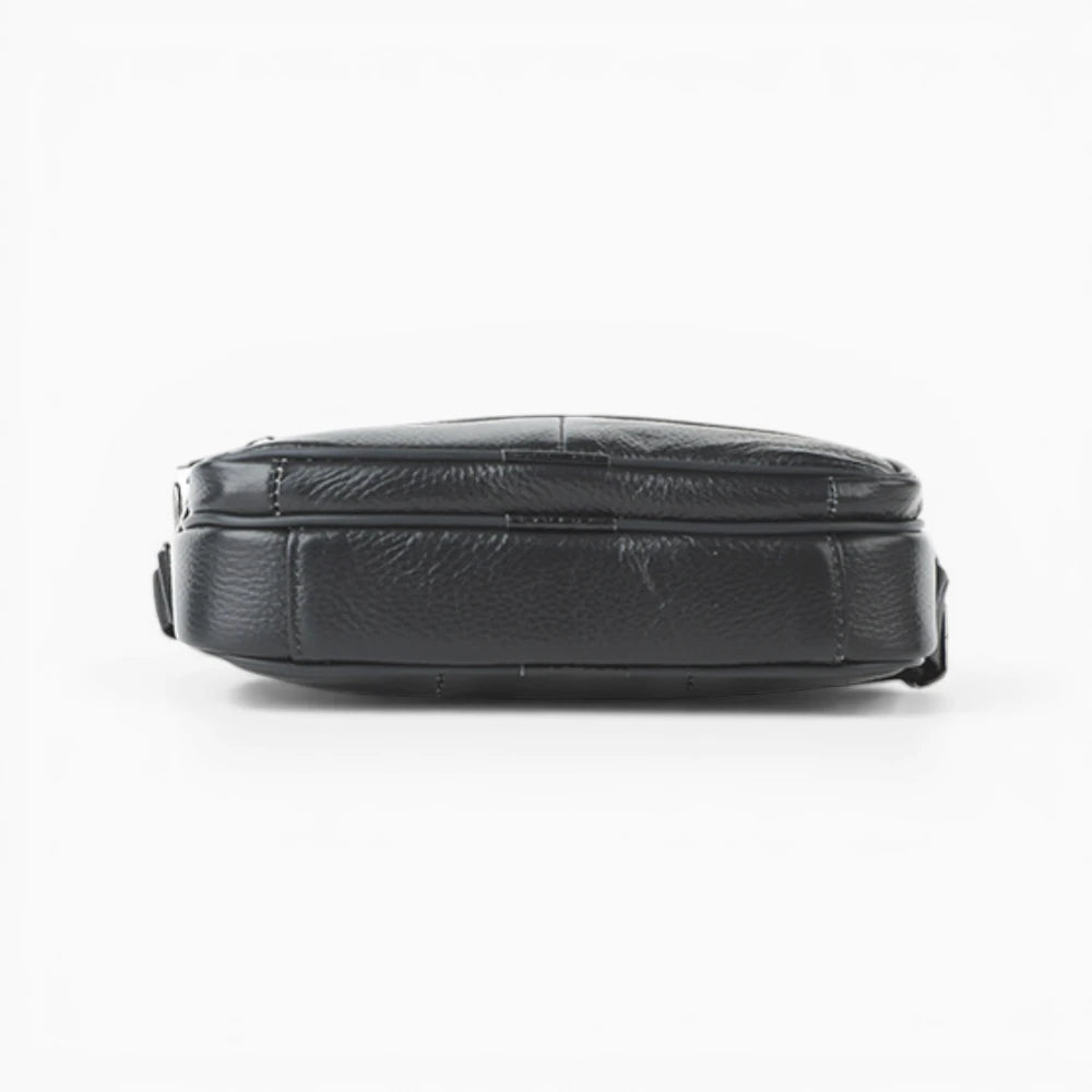 Sacoche bandoulière homme en cuir noir avec double poche zippée, modèle Urbaine de la marque Élégance Cuir, vue du bas