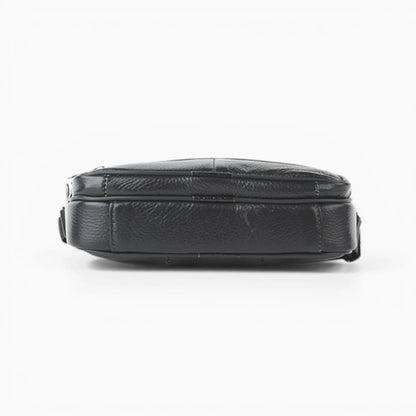 Sacoche bandoulière homme en cuir noir avec double poche zippée, modèle Urbaine de la marque Élégance Cuir, vue du bas