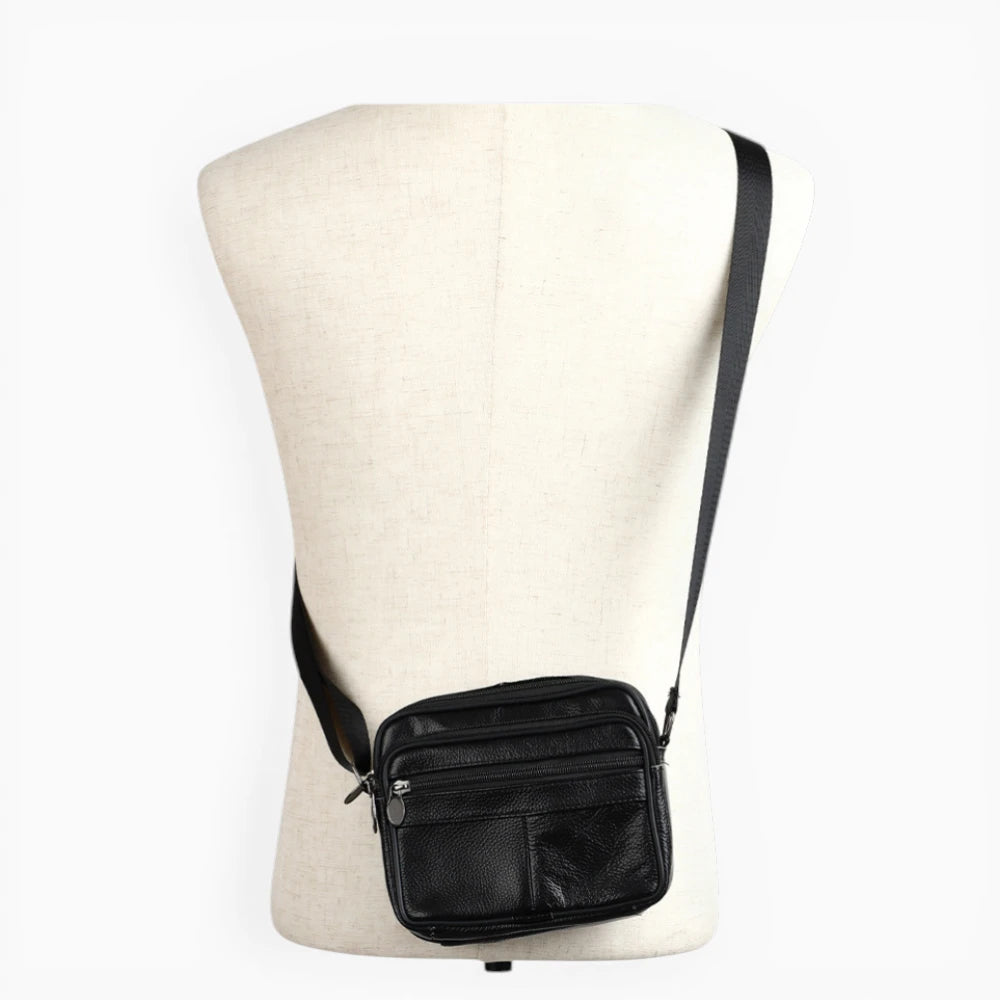 Sacoche bandoulière homme en cuir noir, modèle Urbaine, avec double poche zippée, vue mannequin 1