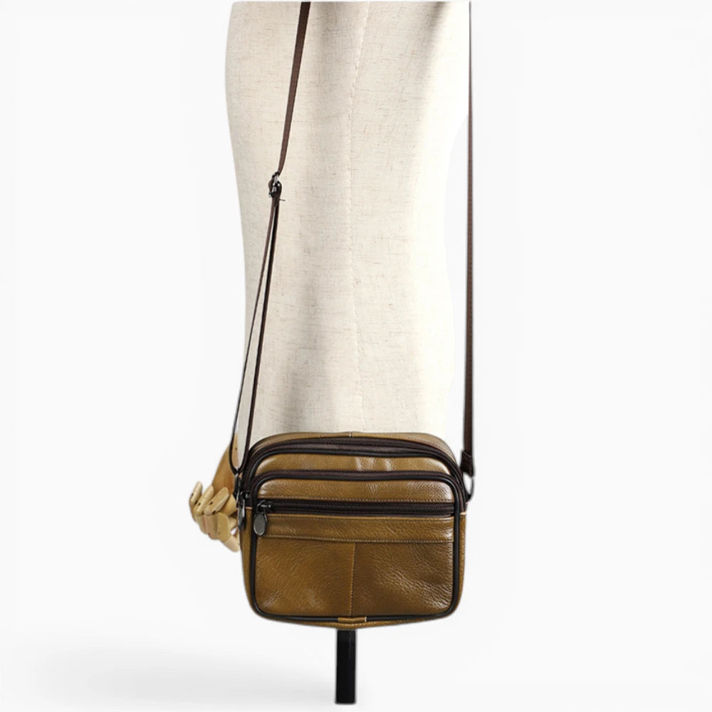 Sacoche bandoulière homme Élégance Cuir en cuir marroc clair avec double poche zippée, modèle Urbaine, vue mannequin 2
