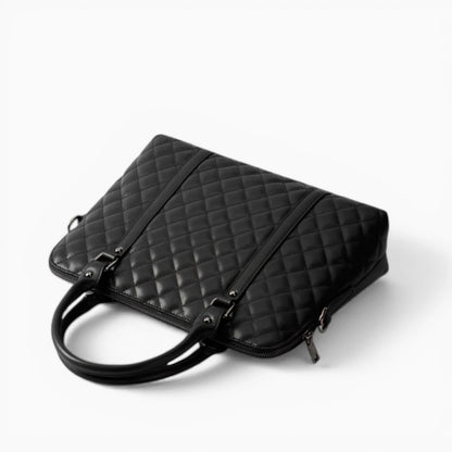 Sacoche pour ordinateur portable en cuir matelassé pour femme, modèle L’Agenda d’Élégance Cuir, vue couché