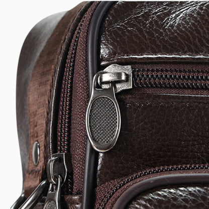 Sacoche bandoulière homme en cuir marron, format vertical, avec poche zippée, modèle Alliance par Élégance Cuir.