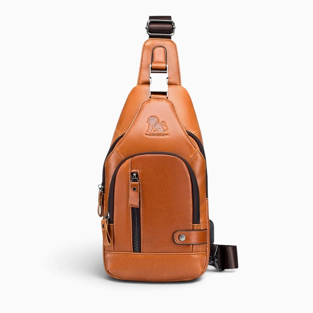 Sacoche pour homme en cuir avec bandoulière, portée en poitrine, de la marque Élégance Cuir, visible en détail.