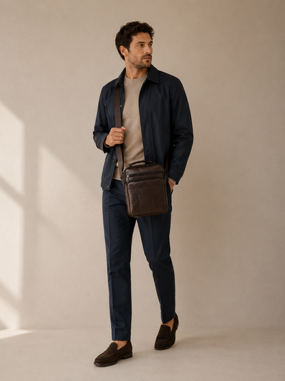 Sacoche en cuir verticale Élégance Cuir portée par un mannequin, élégante et moderne, idéale pour un style chic et pratique.
