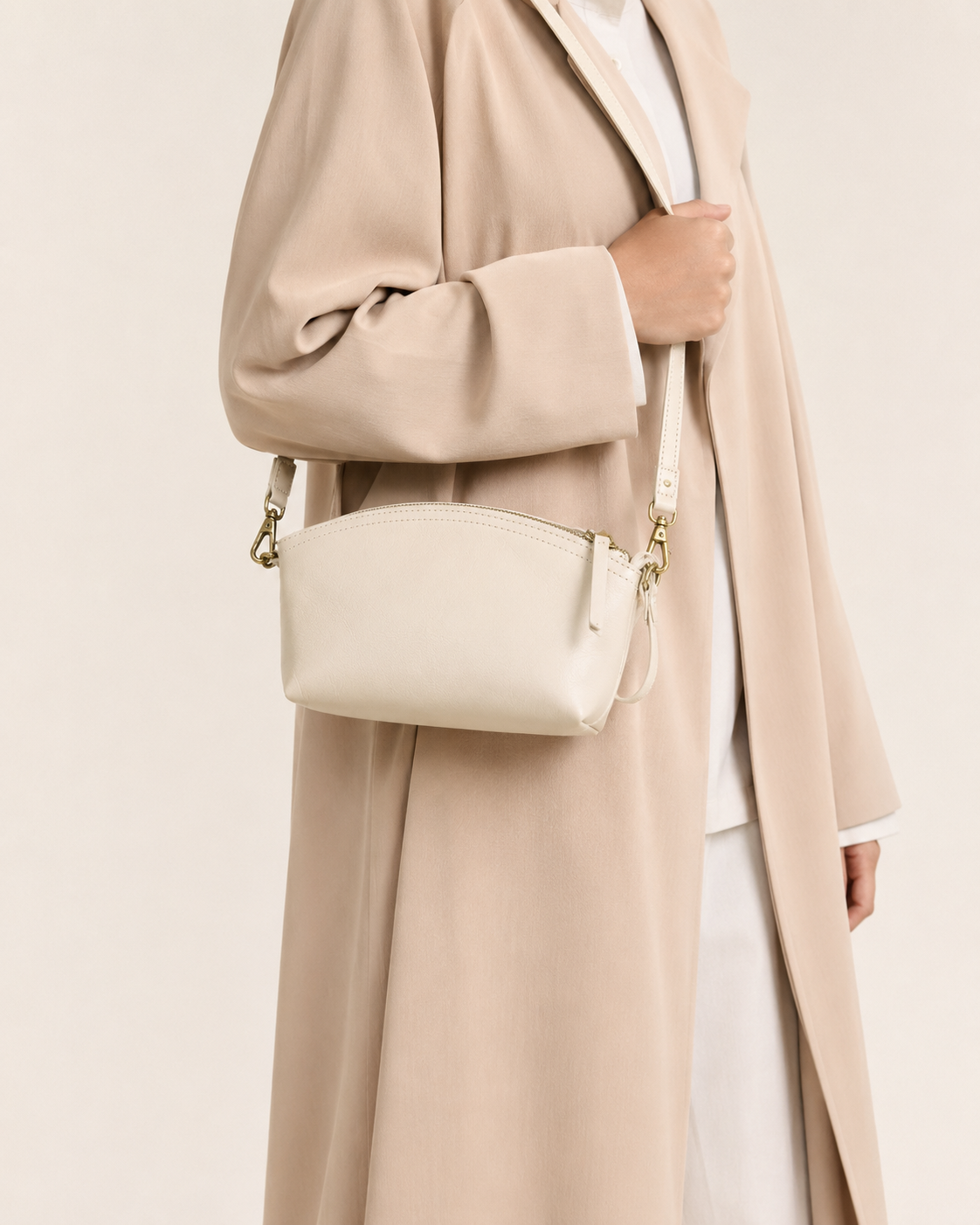 Sac banane en cuir compact de la marque Élégance Cuir porté par un mannequin.
