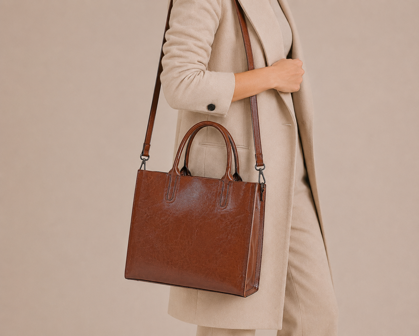 Sac ordinateur en cuir structuré de style campus Élégance Cuir porté par un mannequin, design élégant et pratique.