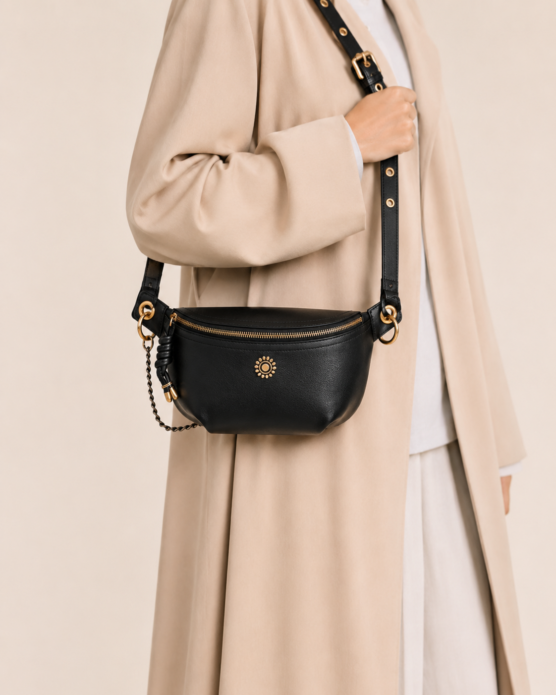 Sac banane en cuir chic de la marque Élégance Cuir porté par un mannequin, mettant en valeur une émeraude verte élégante.
