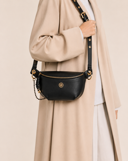 Sac banane en cuir chic de la marque Élégance Cuir porté par un mannequin, mettant en valeur une émeraude verte élégante.