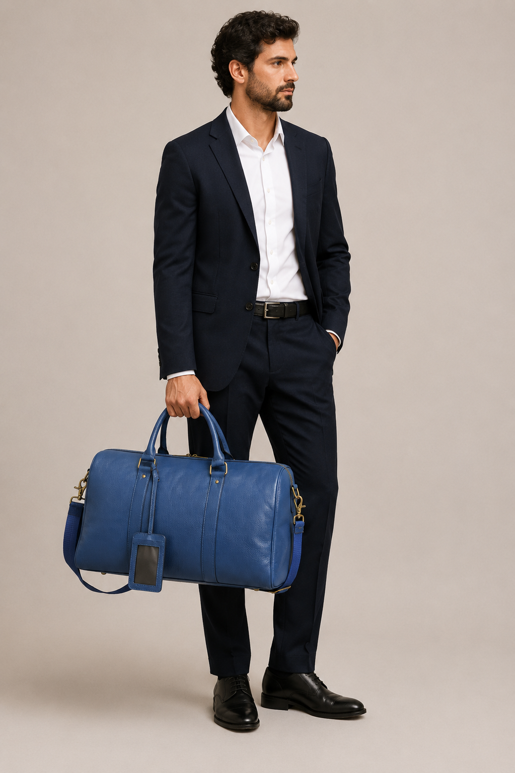 Sac de voyage Genève en cuir élégant porté par un mannequin, design sophistiqué et pratique par Élégance Cuir.