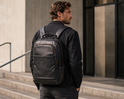 Sac à dos en cuir professionnel L’Honneur d'Élégance Cuir porté par un mannequin, avec compartiments élégants et design sophistiqué.