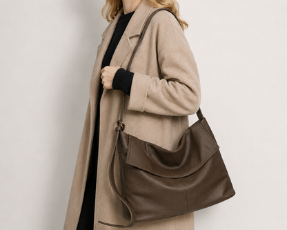 Sac en cuir souple grand format de la marque Élégance Cuir porté par un mannequin, mettant en valeur sa taille et sa texture élégante.