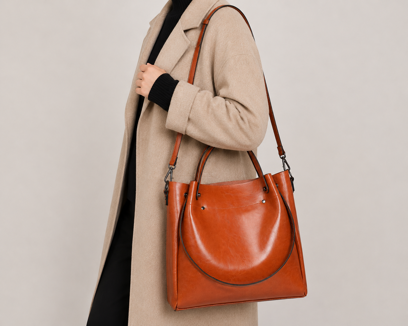 Sac en cuir structuré grand format La Magistrale d'Élégance Cuir porté par un mannequin, avec poignées et design élégant.
