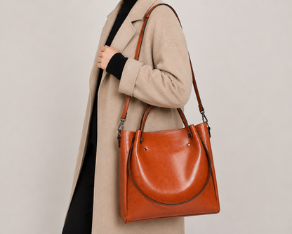 Sac en cuir structuré grand format La Magistrale d'Élégance Cuir porté par un mannequin, avec poignées et design élégant.
