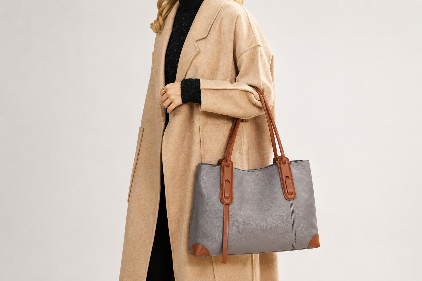Sac en cuir grand format La Victoire de la marque Élégance Cuir porté par un mannequin, avec poignées et détails élégants.
