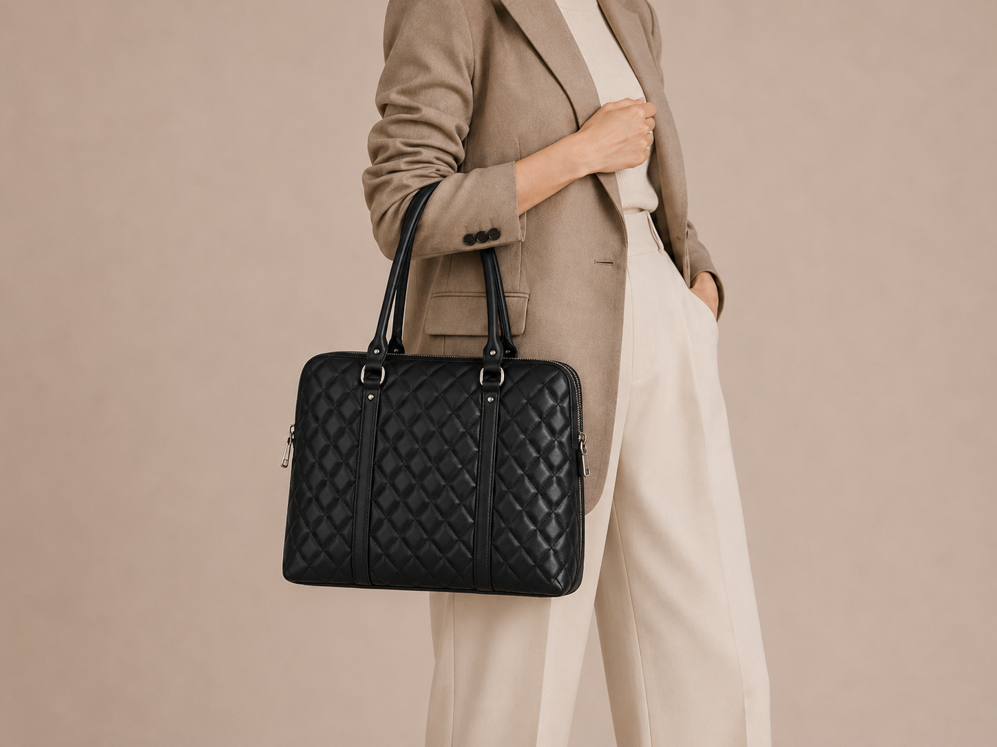 Sac ordinateur en cuir matelassé avec agenda intégré porté par un mannequin, style élégant et professionnel, marque Élégance Cuir