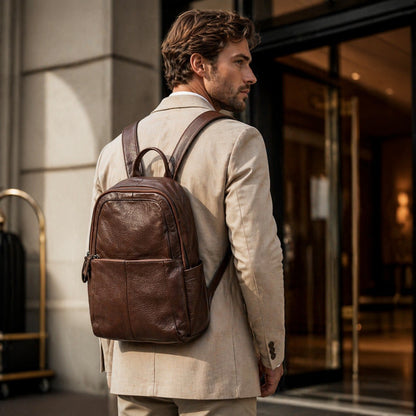 Sac à dos en cuir vintage Fondateur porté par un mannequin, élégant et classique de la marque Élégance Cuir.