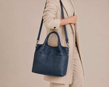 Sac en cuir grande capacité de l’Étudiante par Élégance Cuir porté par un mannequin, avec plusieurs compartiments visibles.