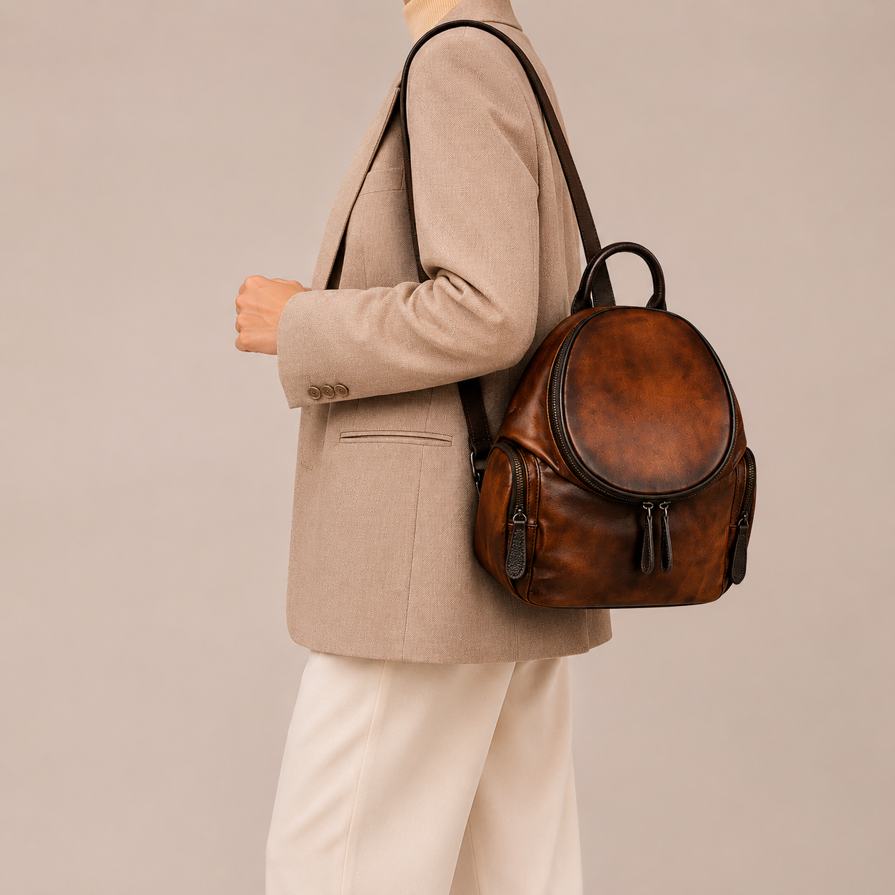 Sac à dos en cuir arrondi de la collection Nostalgie d'Élégance Cuir porté par un mannequin, mettant en valeur son design élégant.