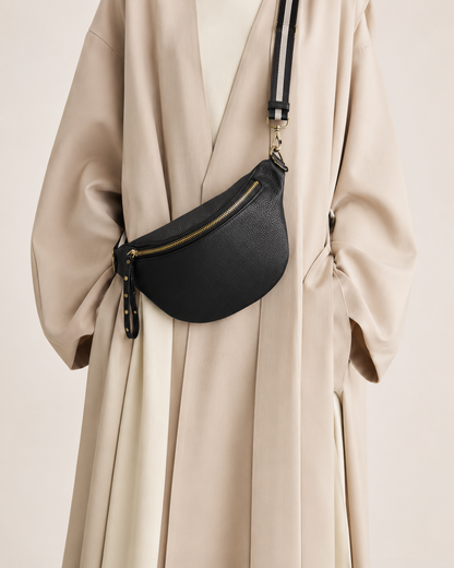 Sac banane en cuir moderne Perle d'Élégance Cuir porté par un mannequin, avec fermeture et design élégant.