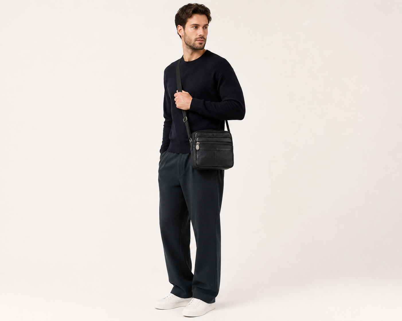 Sacoche urbaine en cuir Élégance Cuir avec double poche zippée portée par un mannequin, style moderne et pratique.