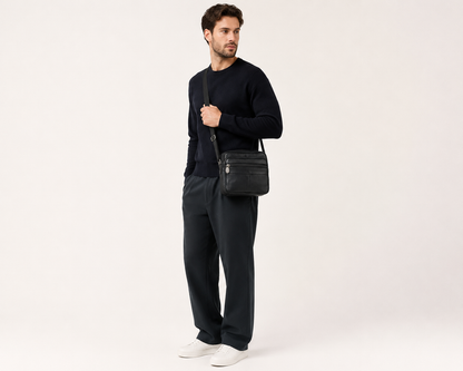 Sacoche urbaine en cuir Élégance Cuir avec double poche zippée portée par un mannequin, style moderne et pratique.