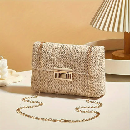 Sac Marie blanc cassé et sa chaîne dorée dans un décor lumineux