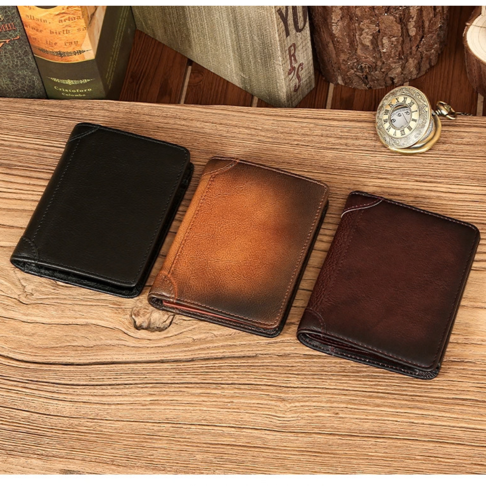Les trois coloris du portefeuille Louis : noir, cognac et marron foncé
