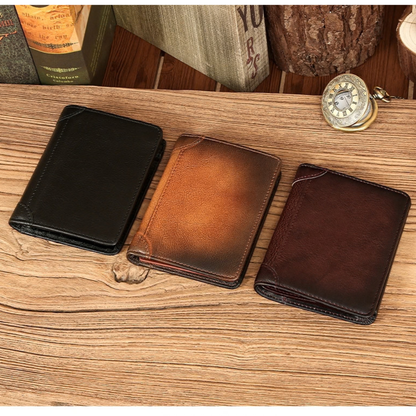 Les trois coloris du portefeuille Louis : noir, cognac et marron foncé